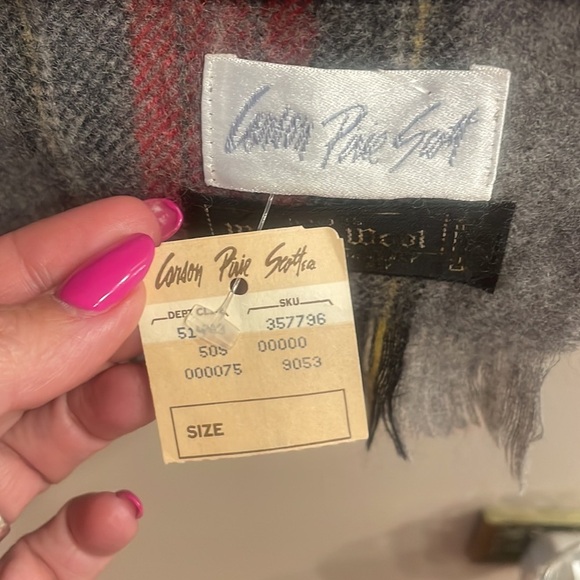 Men’s Plaid 100% MARINO WOOL SCARF with fringe red / grey / black size 50 inch - Picture 4 of 7